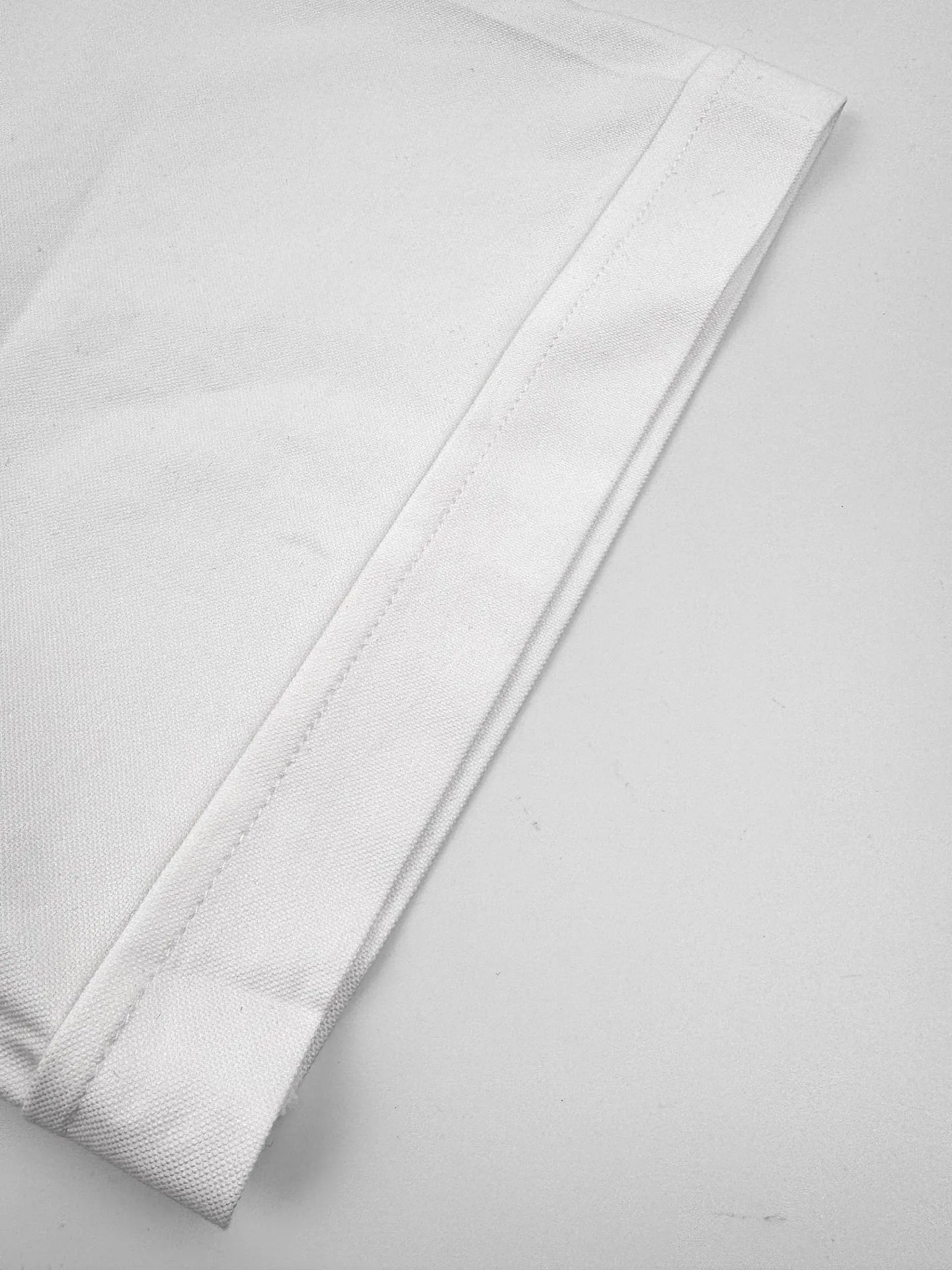 Ami Paris love embroidered short-sleeved shirt. Custom-made high-density double-ply Oxford spinning. Tight and smooth. Comfortable and close to the skin. A touch of simple white. Pure and elegant. Black silk thread dances on the chest with love embroidery. It is low-key and powerful. It is bounded by pockets and hides the French romance. It is the ultimate simplification of color. It uses the ultimate restraint to interpret an effortless sense of luxury. Process 1: Using imported machine embroidery technology using advanced computer control systems and precision mechanical components. Realize Ami's love embroidery work with high precision and smooth and delicate lines. Process 2: The fabrics are washed and have a better hand feel. Not easy to deform, not easy to shrink, not easy to fade, and maintain long-term beauty. Accessories: Customized 1:1 Ami buttons. Customized 1:1 Ami trademark. Version: Loose version. Size: 37 38 39 40. Style number: BB 803.